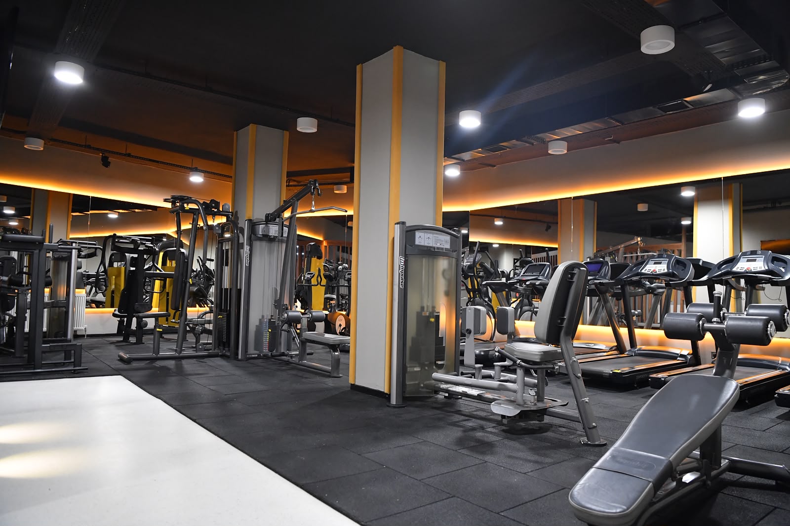 Reborn Sport Zone fitness alanı